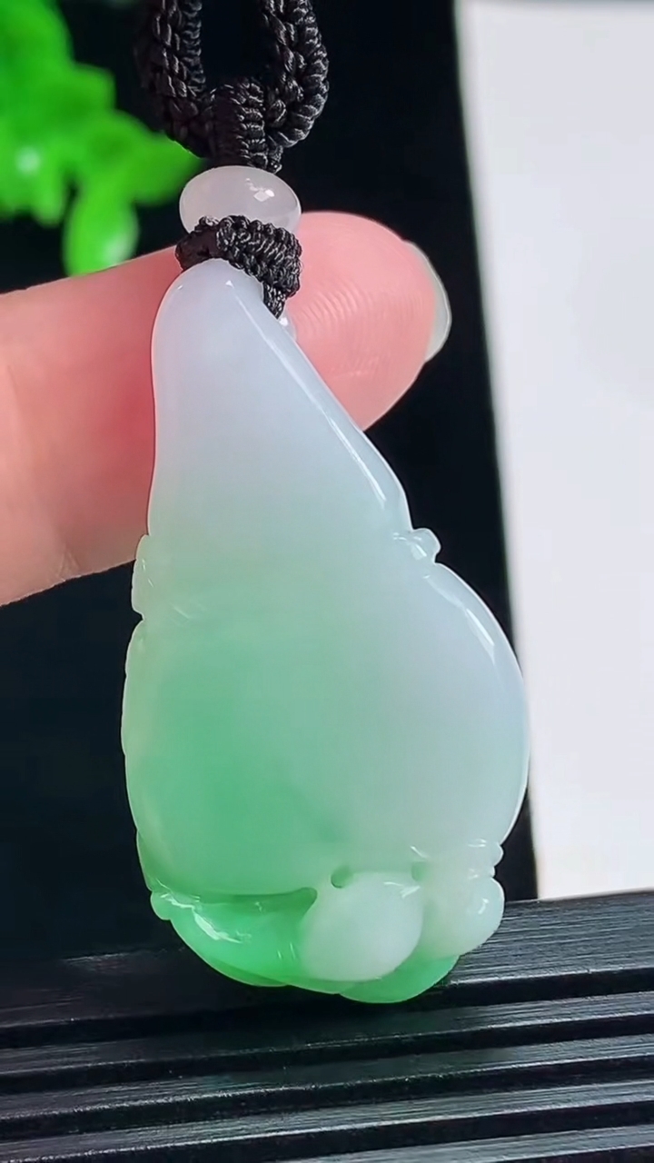 天然A货翡翠葫芦吊坠，尺寸35.5-21-9 重量:15.24g
7月16日