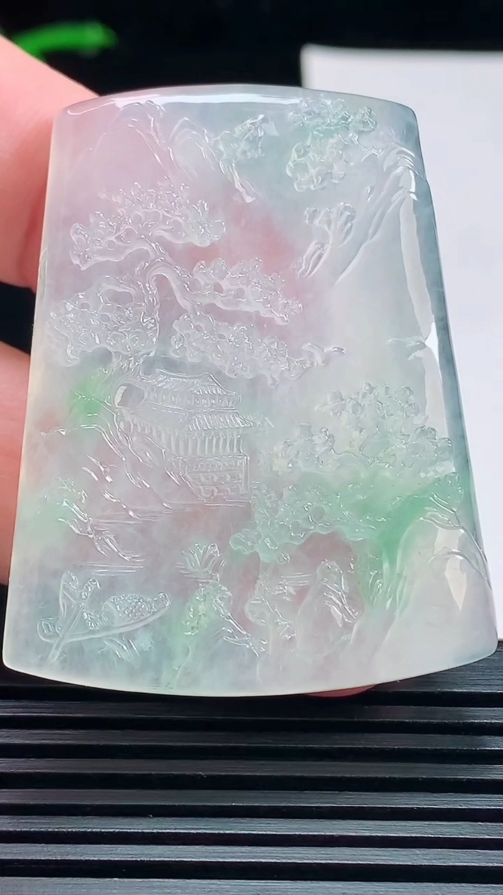 天然A货翡翠山水牌吊坠，尺寸49-38.2-5.6 重量:26.40g
7月16日