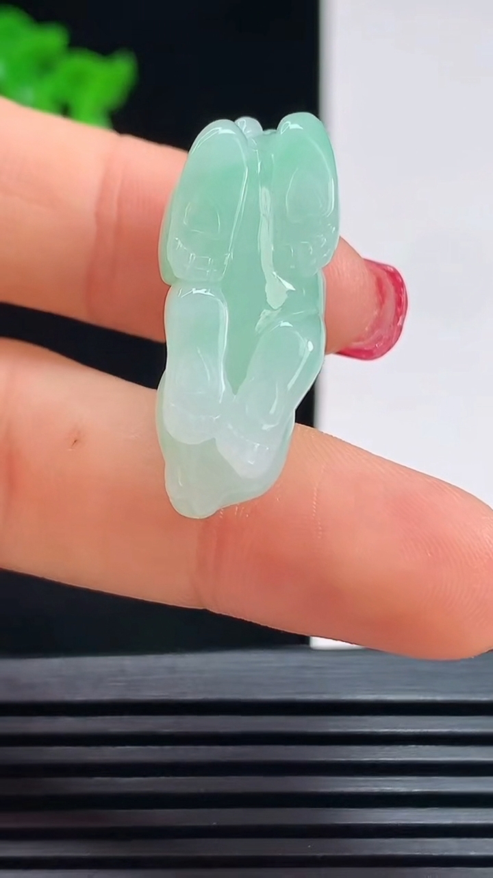天然A货翡翠生肖兔吊坠，尺寸28-11.6-14.6 重量:8.35g
7月16日