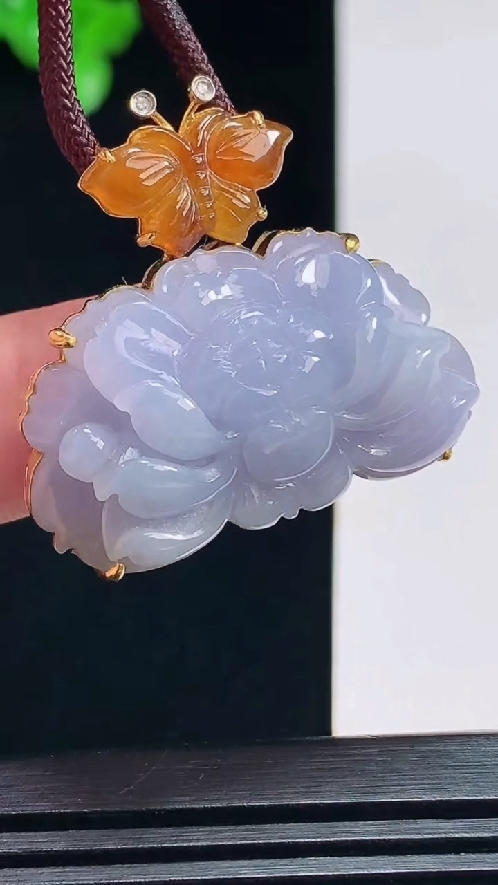 天然A货翡翠18k金紫罗兰莲花吊坠，尺寸30.5-33.5-12.2，裸石19-33.5 重量:12.97g
7月16日