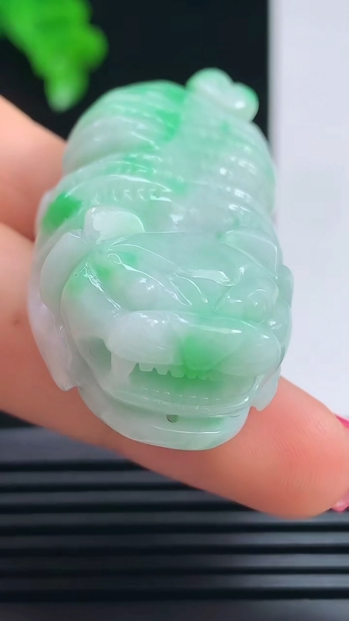天然A货翡翠生肖虎吊坠，尺寸46.8-23-13.2 重量:29.43g
7月17日