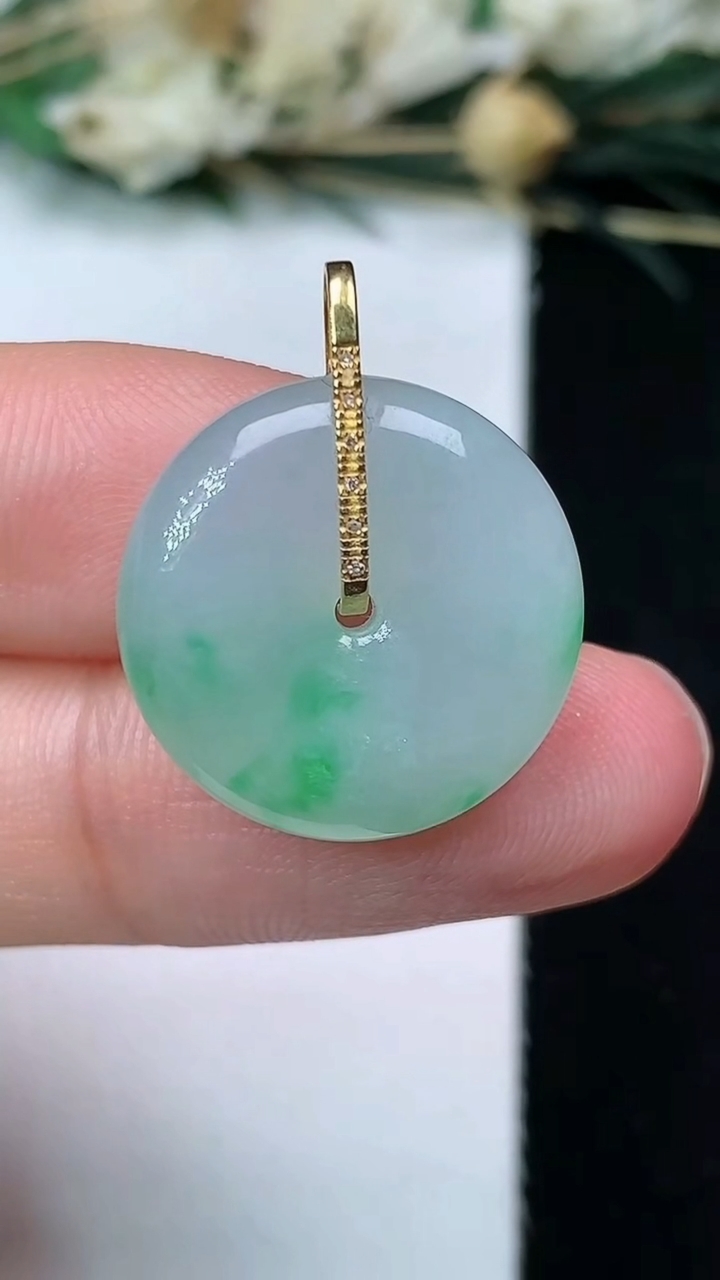 天然A货翡翠平安扣吊坠，尺寸18-5.3，重量:4.00g
7月17日