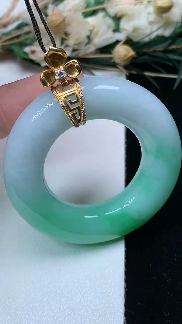天然A货翡翠平安环吊坠，尺寸44-9.6，重量:29.23g
7月17日