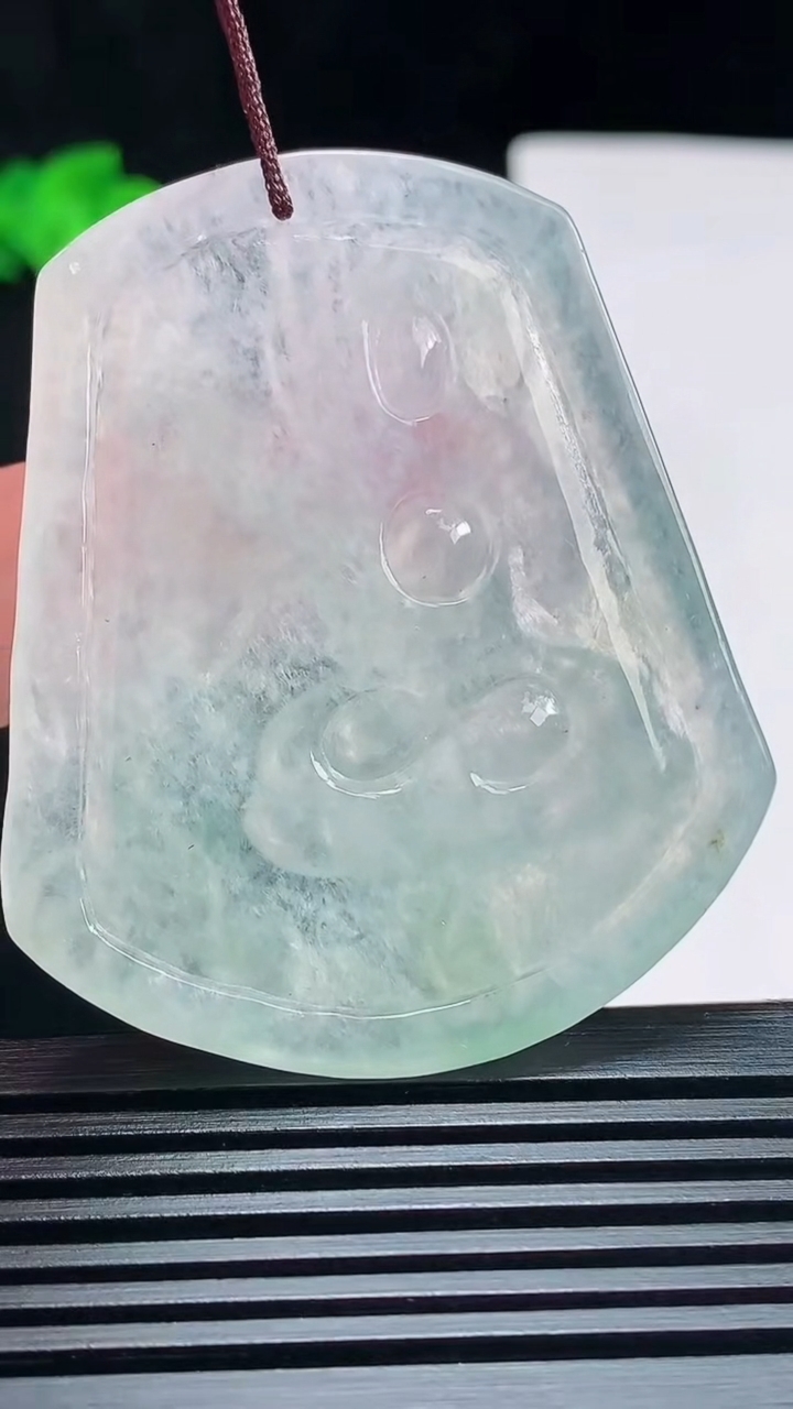 天然A货翡翠不动明王吊坠，尺寸52.5-44-4.6 重量:21.46g
7月17日