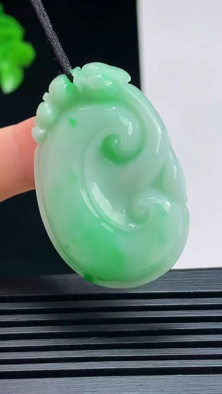 天然A货翡翠如意吊坠，尺寸38.6-25.5-6.6 重量:12.35g
7月17日