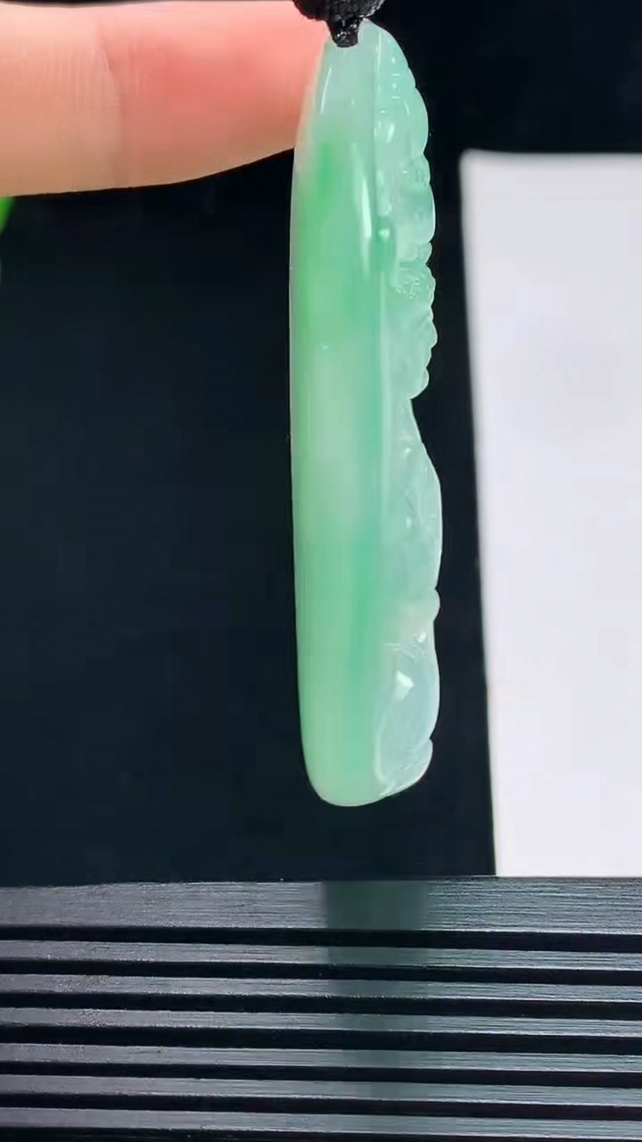 天然A货翡翠大日如来佛吊坠，尺寸53-39.2-9.8 重量:40.36g
7月17日