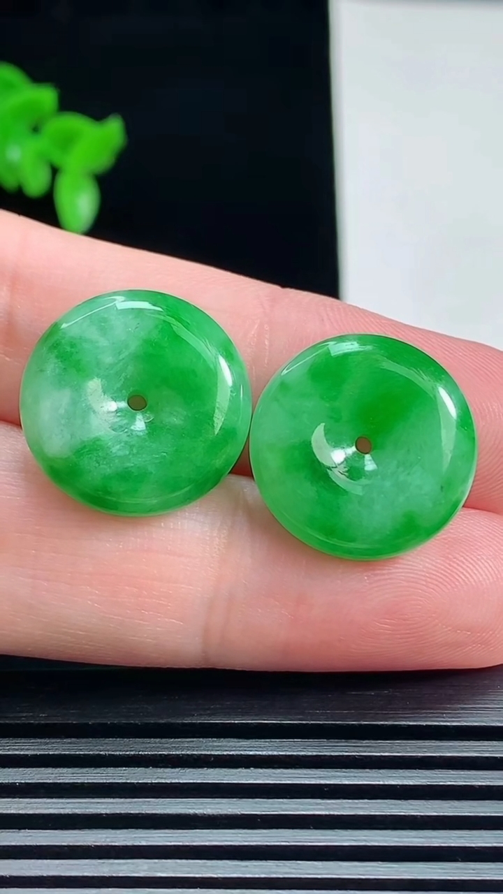 天然A货翡翠平安扣吊坠一对，尺寸18-5.2 重量:7.61g
7月17日