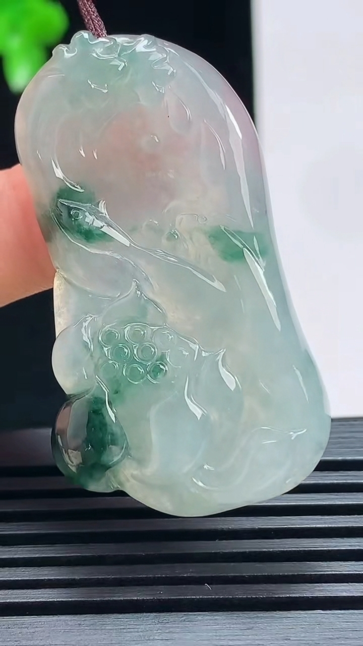 天然A货翡翠飘花和和美美 荷叶鱼吊坠，尺寸45.5-25.5-5.5 重量:12.18g
7月17日