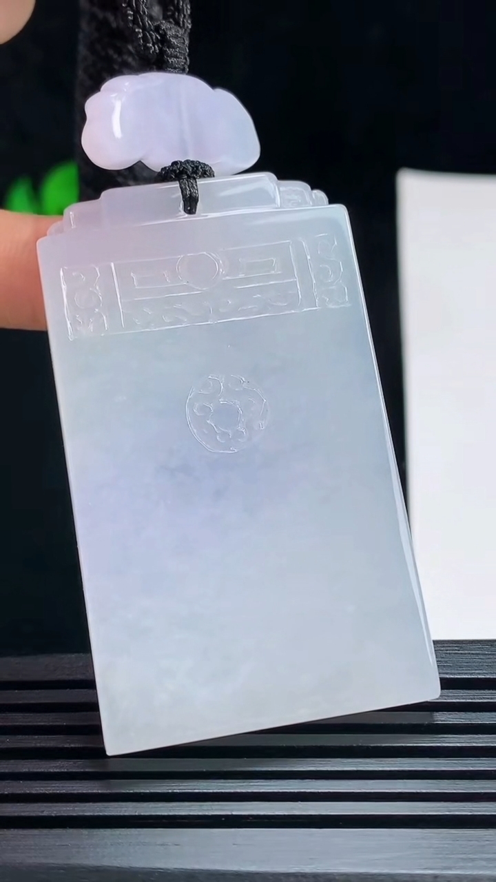 天然A货翡翠种紫罗兰 仿古无事牌吊坠，尺寸55-32-6 重量:39.81g
7月17日