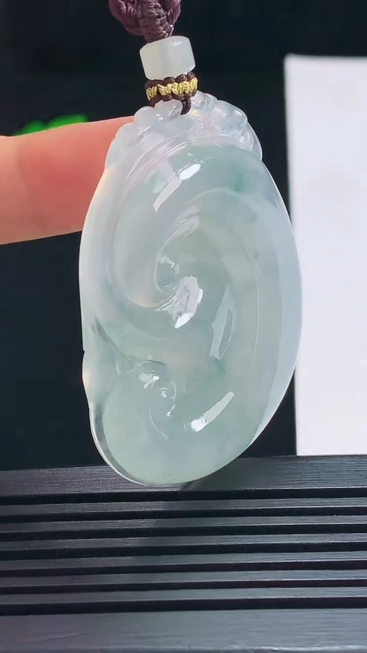 天然A货翡翠冰种飘花如意吊坠，尺寸46.6-35.5-5.8 重量:21.29g
7月17日
