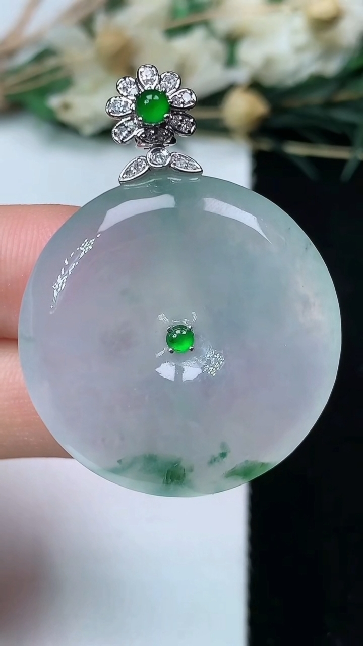 天然A货翡翠飘花平安扣吊坠，尺寸29.2-5.8，重量:11.64g
7月17日