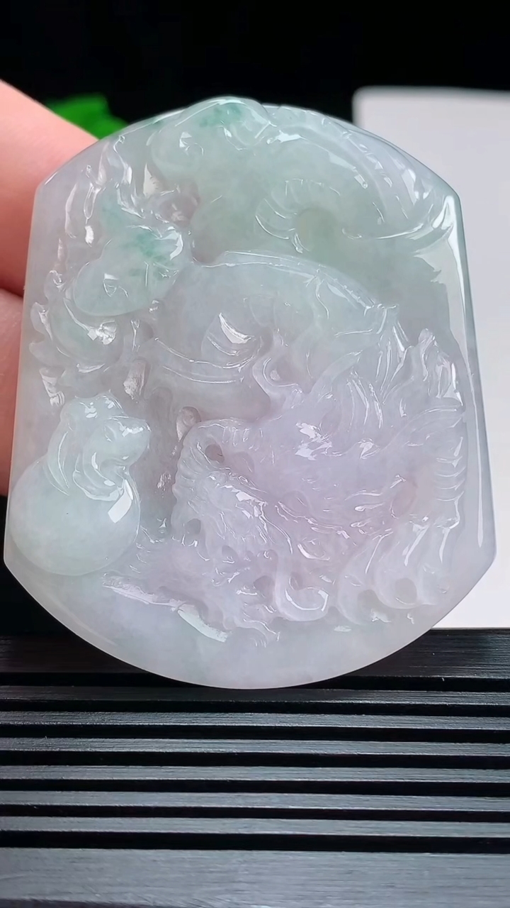 天然A货翡翠飘花龙牌吊坠，尺寸55.5-45-5 重量:28.09g
7月17日