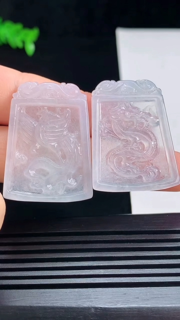 天然A货翡翠龙凤牌吊坠一对，尺寸34-24-2.5 重量:9.23g
7月17日