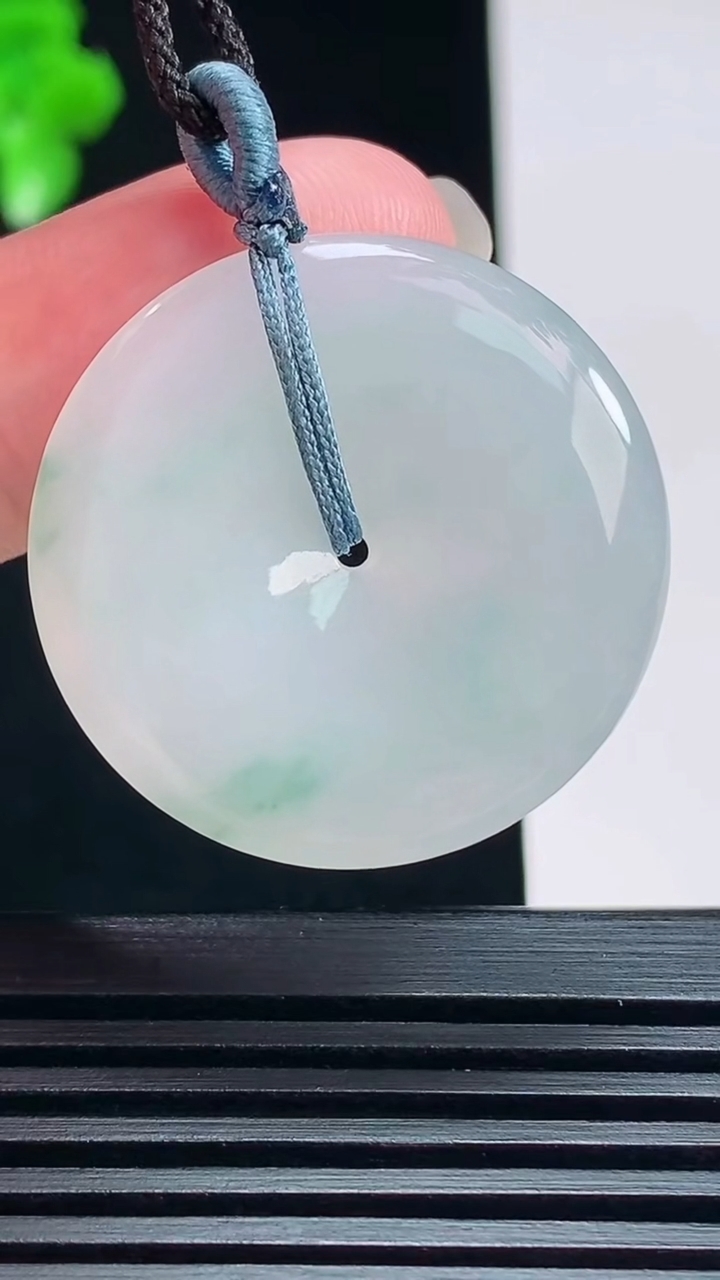 天然A货翡翠平安扣吊坠，尺寸29.5-5 重量:9.00g
7月17日