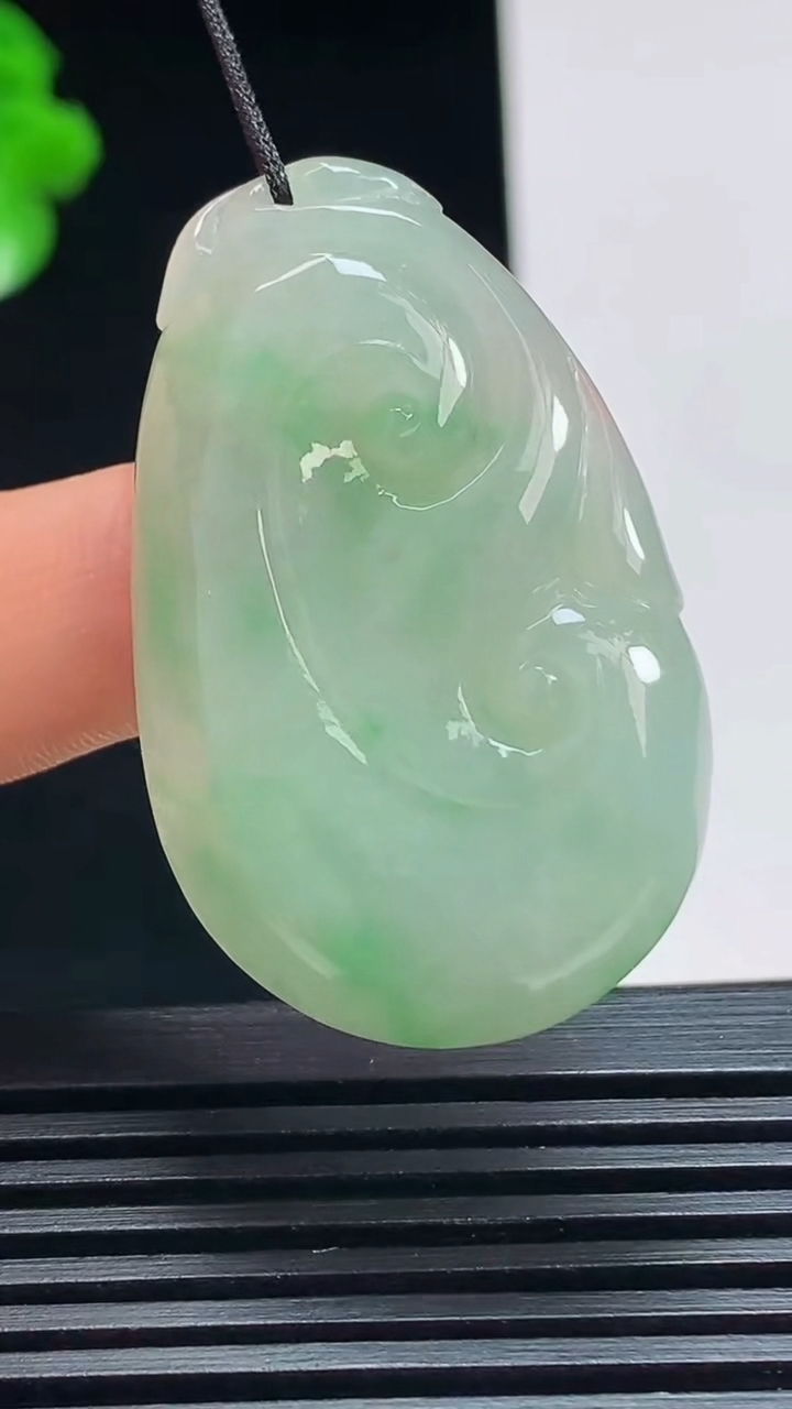 天然A货翡翠如意吊坠，尺寸39.5-25-5.8 重量:11.35g
7月17日