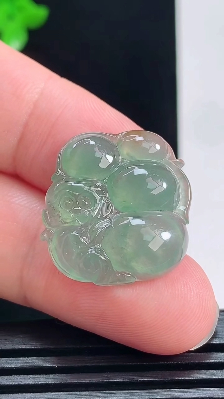 天然A货翡翠灵猴献瑞吊坠，尺寸23-21-5.2 重量:4.27g
7月17日