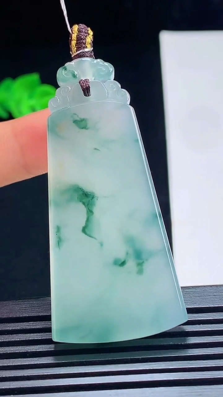 天然A货翡翠种飘花无事牌吊坠，尺寸48-25-6 重量:20.00g
7月17日