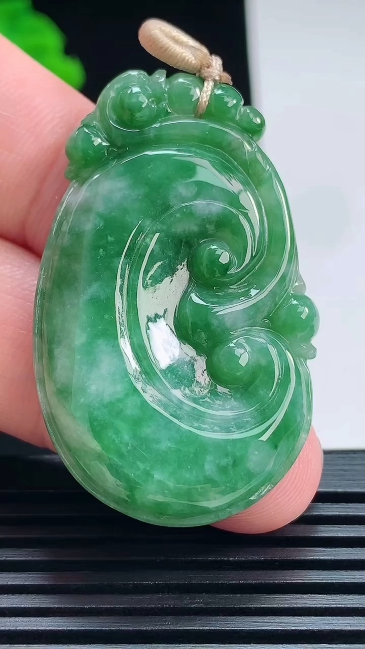 天然A货翡翠如意吊坠，尺寸43.6-28-5.2 重量:11.45g
7月17日
