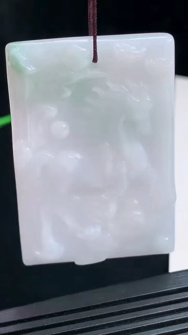 天然A货翡翠生肖马牌吊坠，尺寸58-40-6.5 重量:36.88g
7月17日