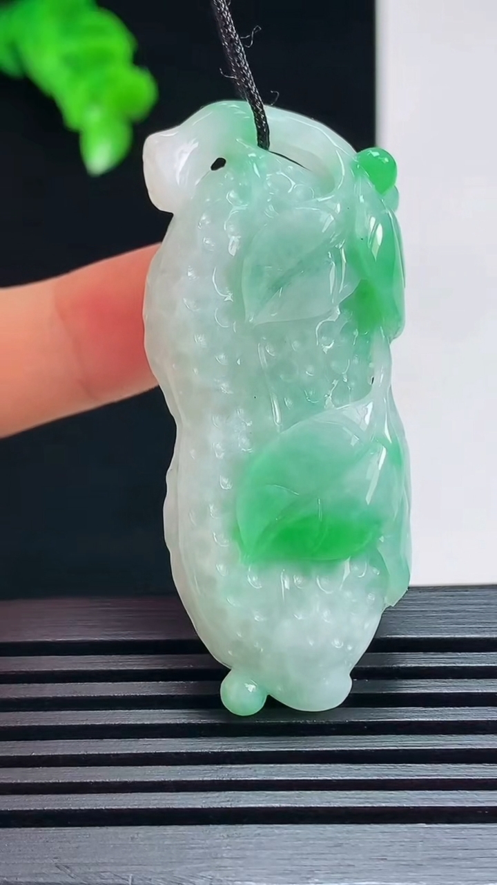 天然A货翡翠花生吊坠，尺寸50.6-22-12 重量:21.83g
7月17日