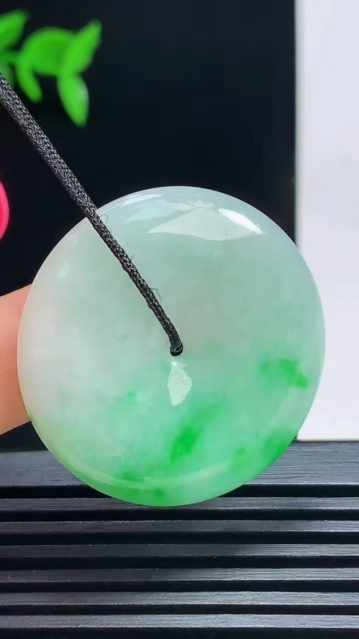 天然A货翡翠平安扣吊坠，尺寸31-5 重量:10.83g
7月17日