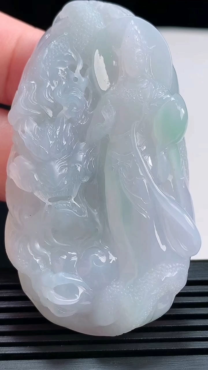 天然A货翡翠春带彩 紫罗兰祥龙观音吊坠，尺寸64-36.6-11.3 重量:53.44g
7月17日