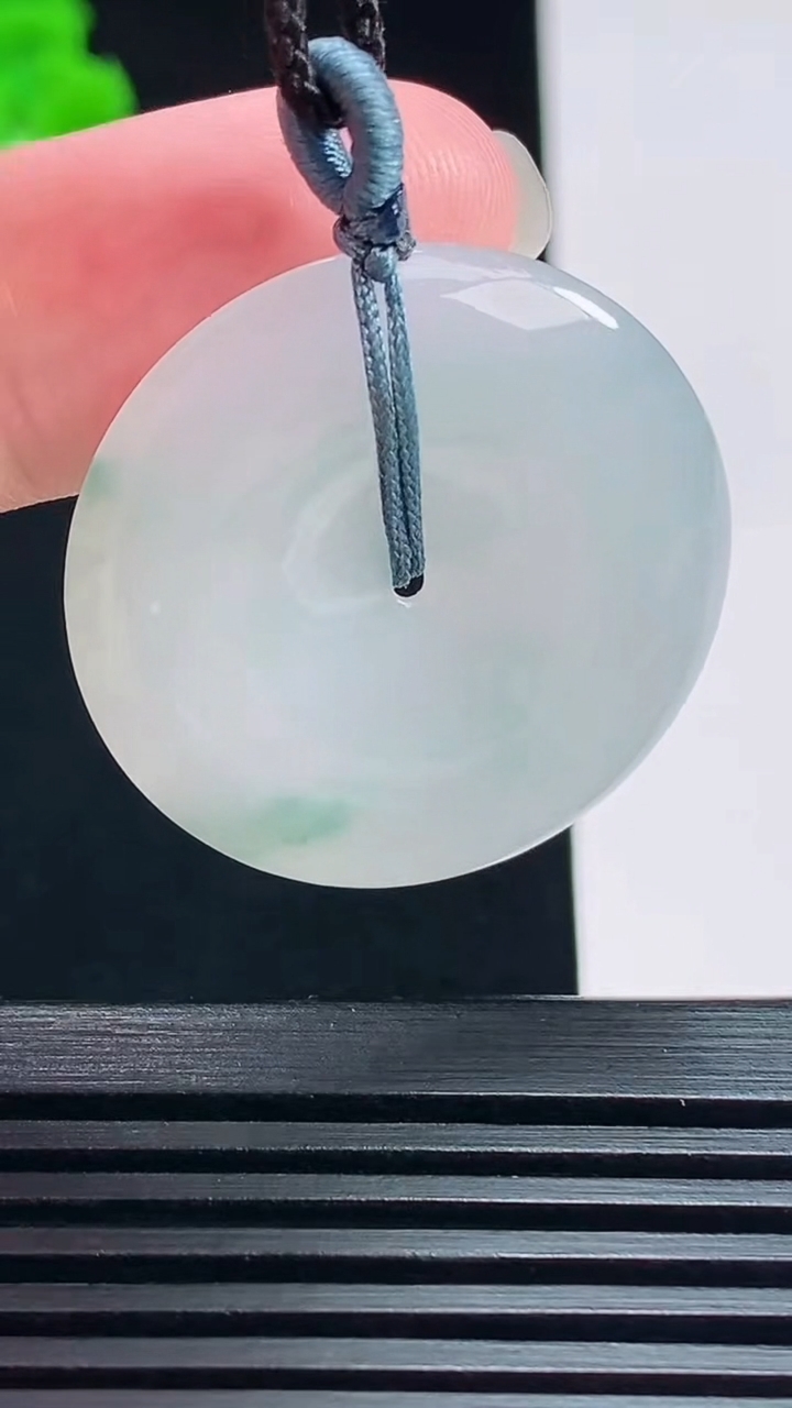 天然A货翡翠平安扣吊坠，尺寸29.5-5 重量:9.00g
7月17日