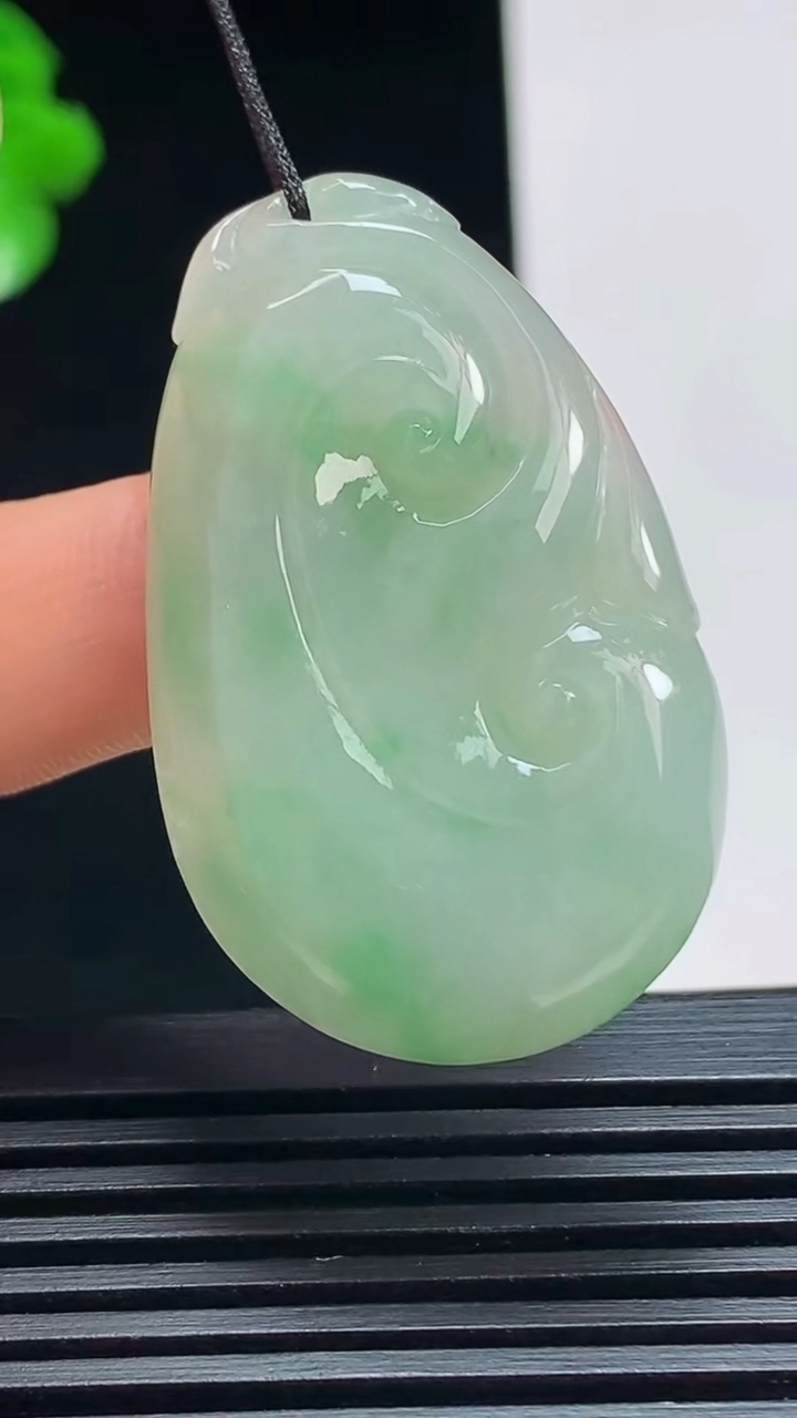 天然A货翡翠如意吊坠，尺寸39.5-25-5.8 重量:11.35g
7月17日