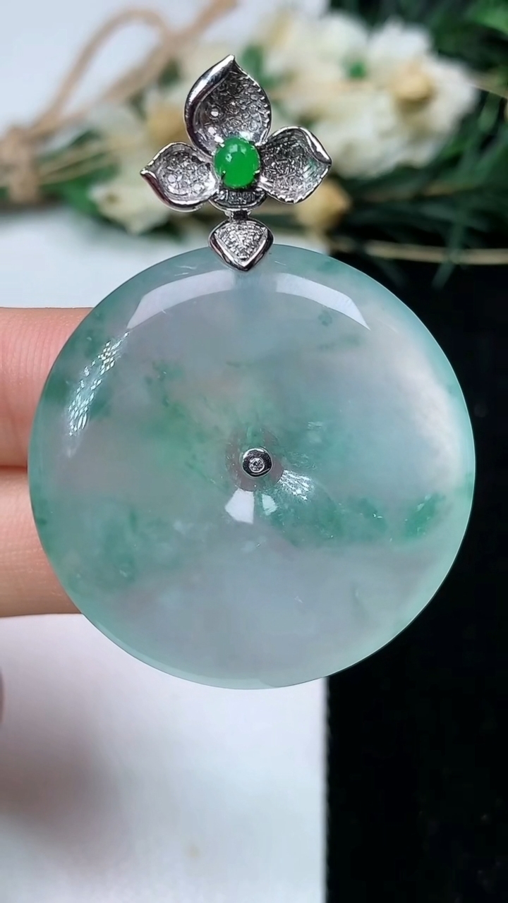 天然A货翡翠飘花平安扣吊坠，尺寸33-5.9，重量:14.31g
7月17日