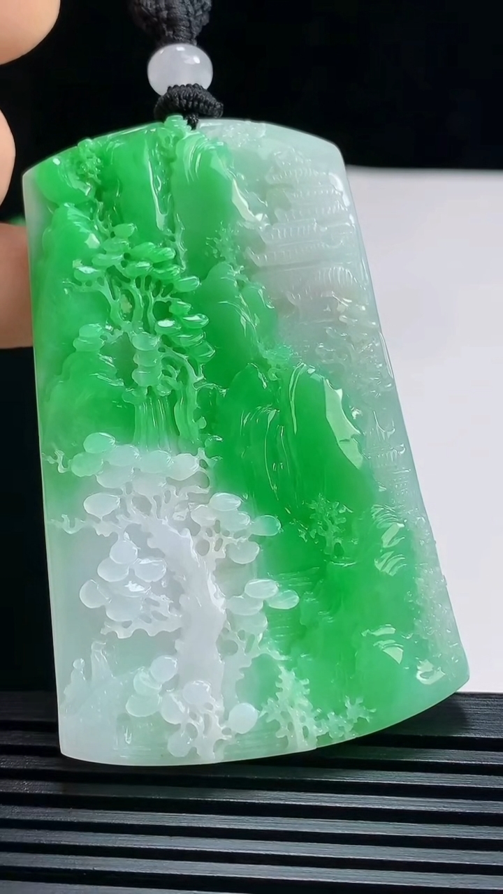 天然A货翡翠山水牌吊坠，尺寸64-40-5.5 重量:33.59g
7月17日