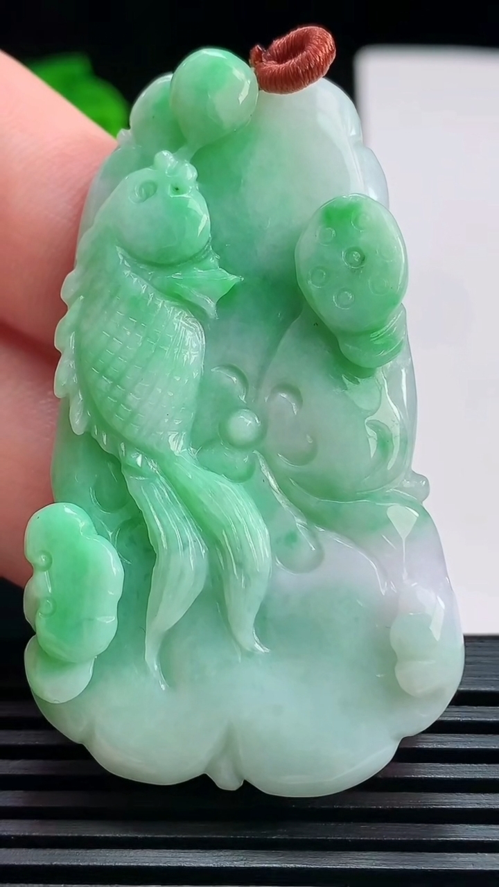 天然A货翡翠和和美美 荷叶鱼吊坠，尺寸56.5-33-5 重量:18.79g
7月17日