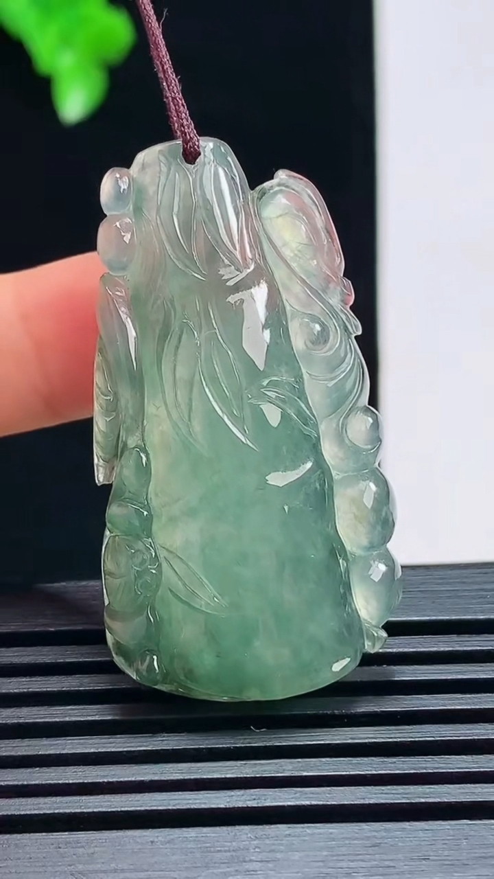 天然A货翡翠节节高升 竹节吊坠，尺寸41.5-22.2-6 重量:10.67g
7月17日
