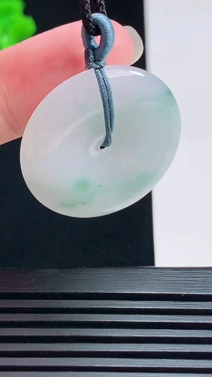 天然A货翡翠平安扣吊坠，尺寸29.5-5 重量:9.00g
7月17日