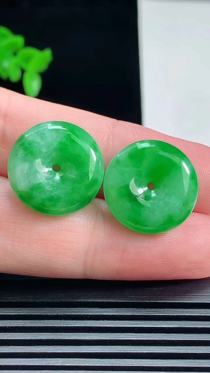 天然A货翡翠平安扣吊坠一对，尺寸18-5.2 重量:7.61g
7月17日