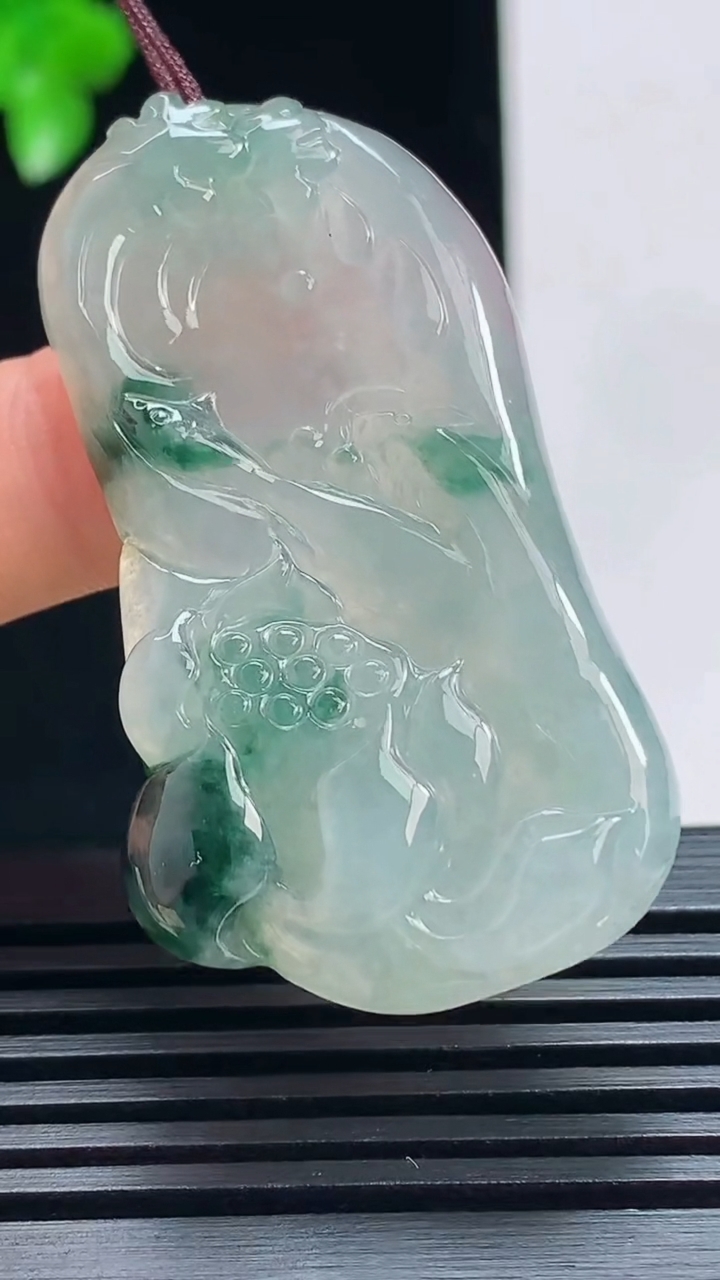 天然A货翡翠飘花和和美美 荷叶鱼吊坠，尺寸45.5-25.5-5.5 重量:12.18g
7月17日