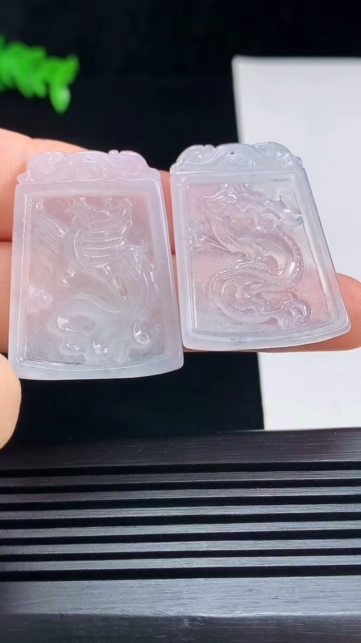 天然A货翡翠龙凤牌吊坠一对，尺寸34-24-2.5 重量:9.23g
7月17日