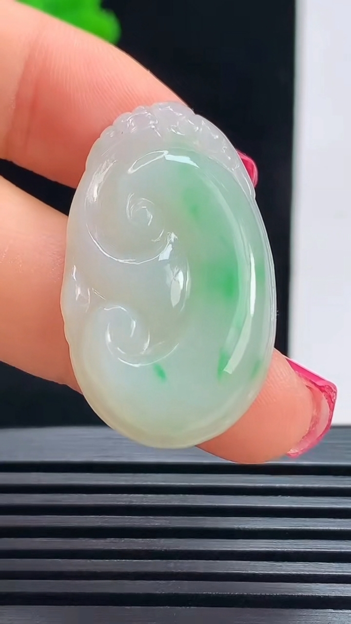 天然A货翡翠如意吊坠，尺寸32.8-19-4.2 重量:5.00g
7月17日