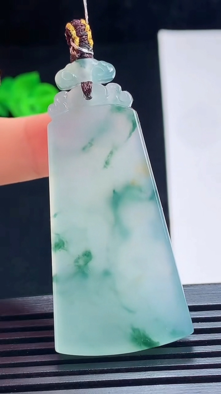天然A货翡翠种飘花无事牌吊坠，尺寸48-25-6 重量:20.00g
7月17日