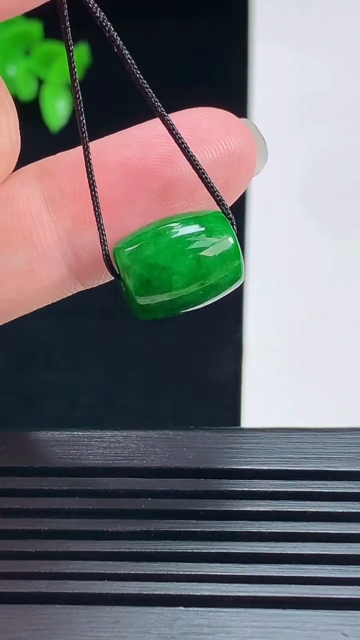 天然A货翡翠路路通吊坠，尺寸12.6-10 重量:2.84g
7月17日