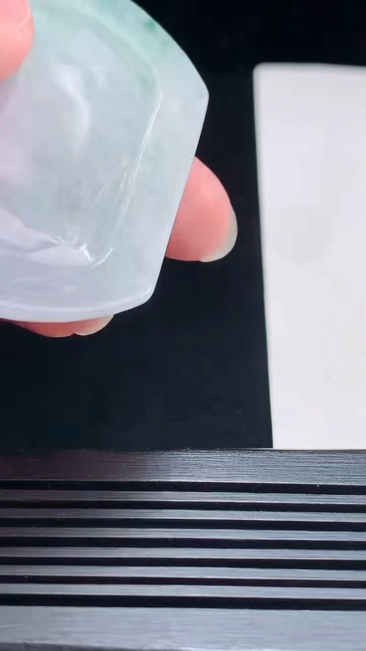 天然A货翡翠飘花龙牌吊坠，尺寸55.5-45-5 重量:28.09g
7月17日