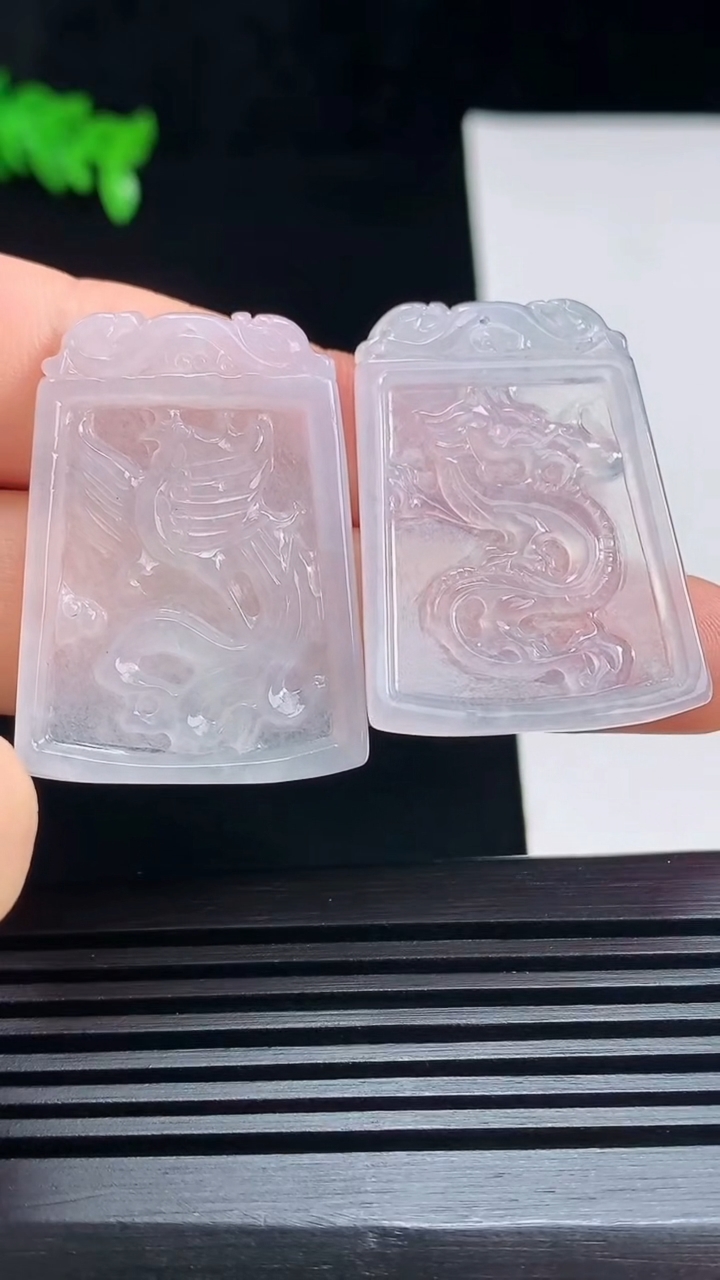 天然A货翡翠龙凤牌吊坠一对，尺寸34-24-2.5 重量:9.23g
7月17日