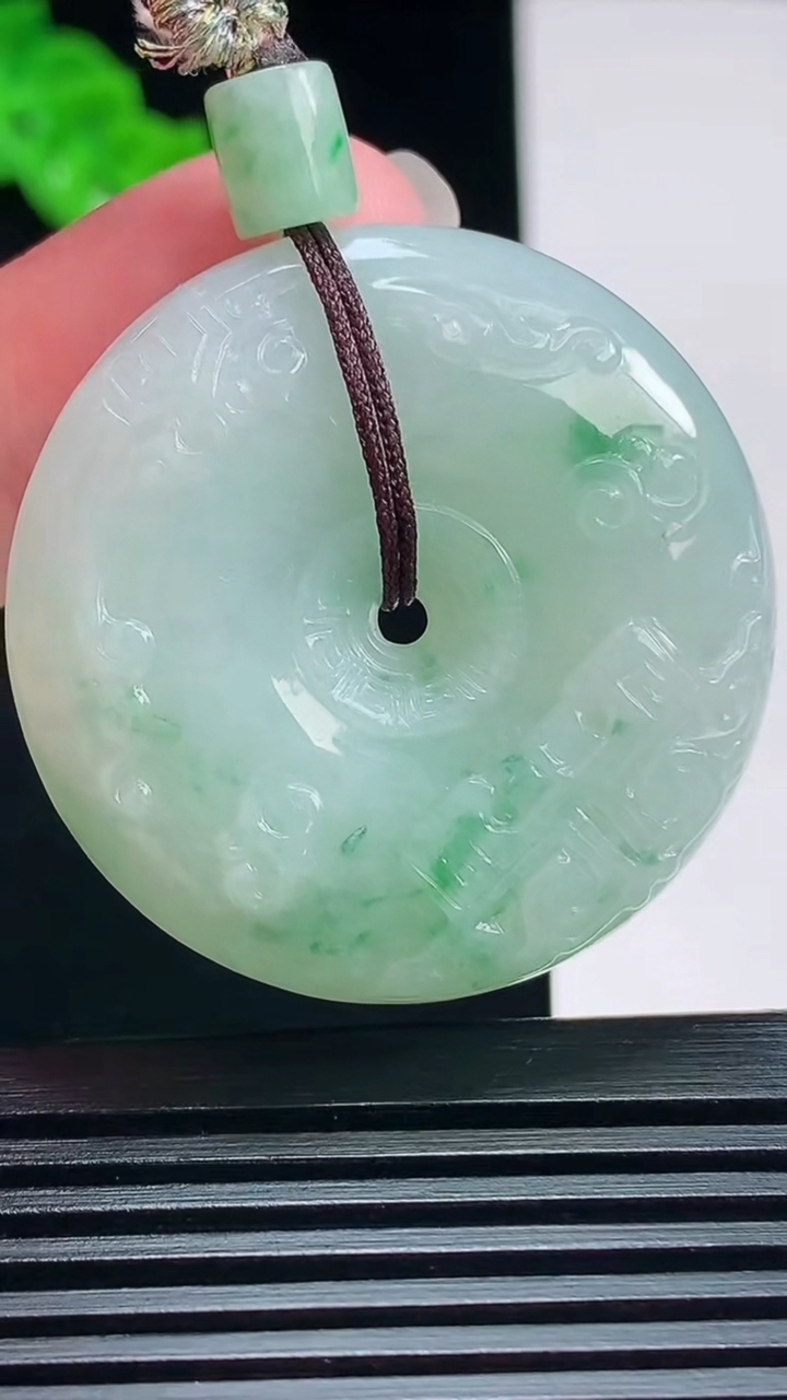 天然A货翡翠雕花平安扣吊坠，尺寸37-10 重量:28.13g
7月17日
