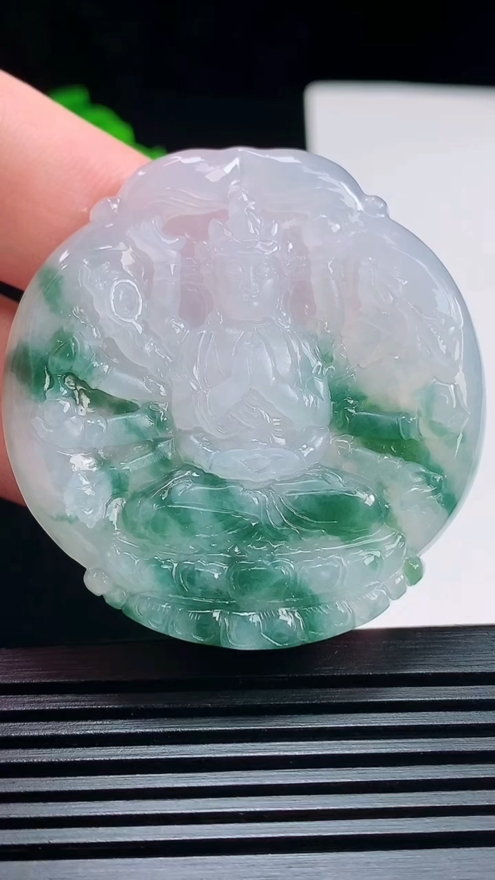 天然A货翡翠飘花千手观音菩萨吊坠，尺寸48.5-47-6 重量:26.48g
7月17日