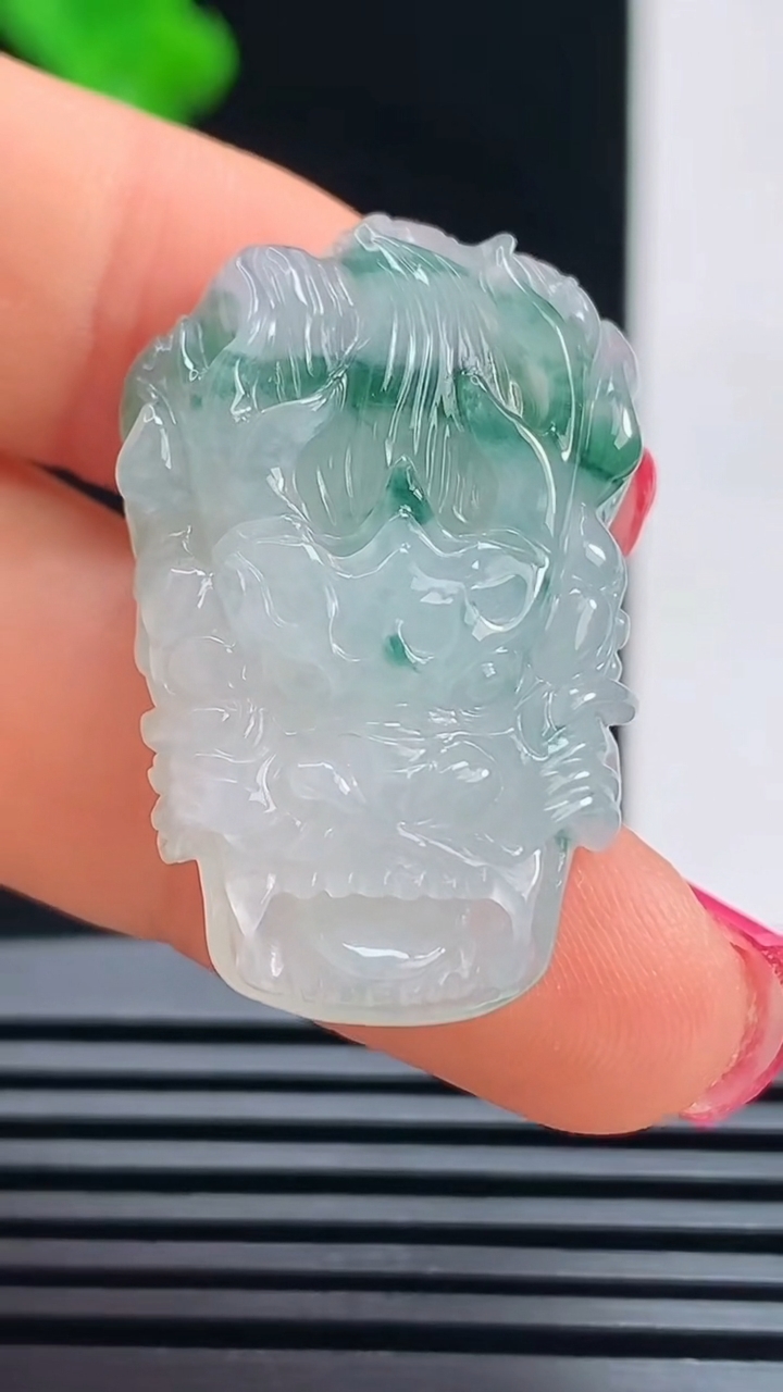 天然A货翡翠飘花龙牌吊坠，尺寸30.6-19-9.6 重量:9.00g
7月17日