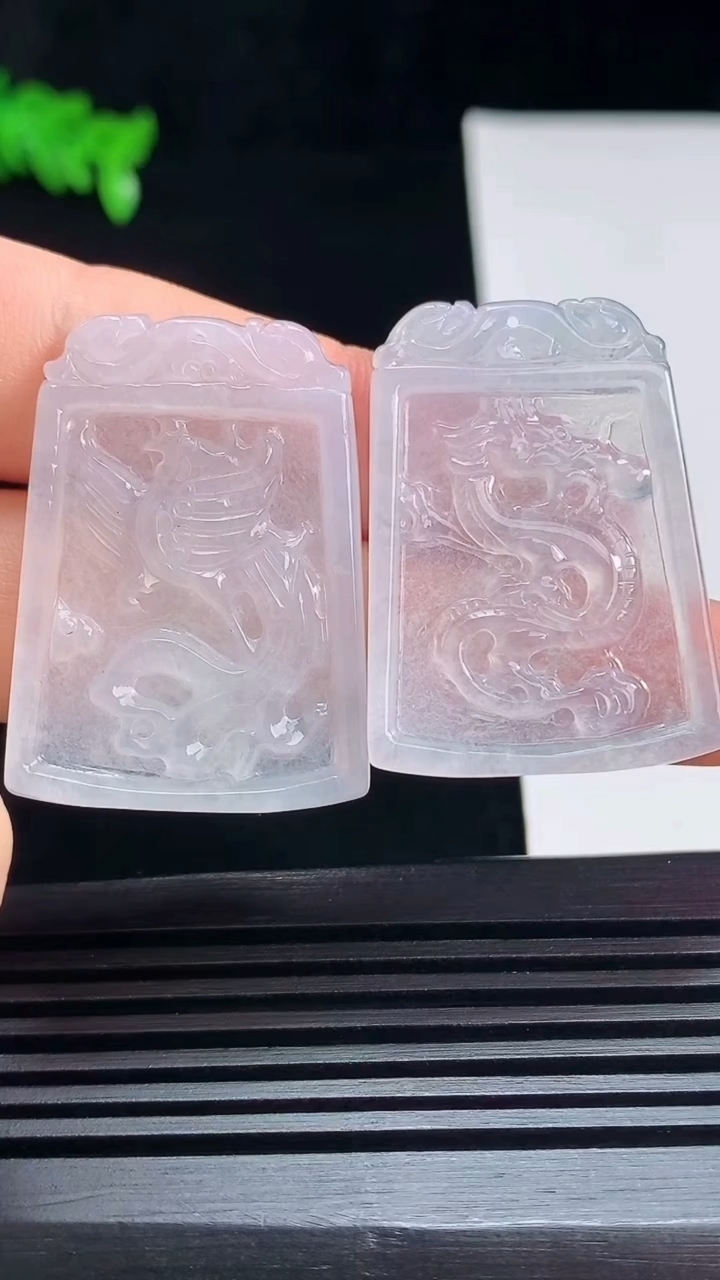 天然A货翡翠龙凤牌吊坠一对，尺寸34-24-2.5 重量:9.23g
7月17日