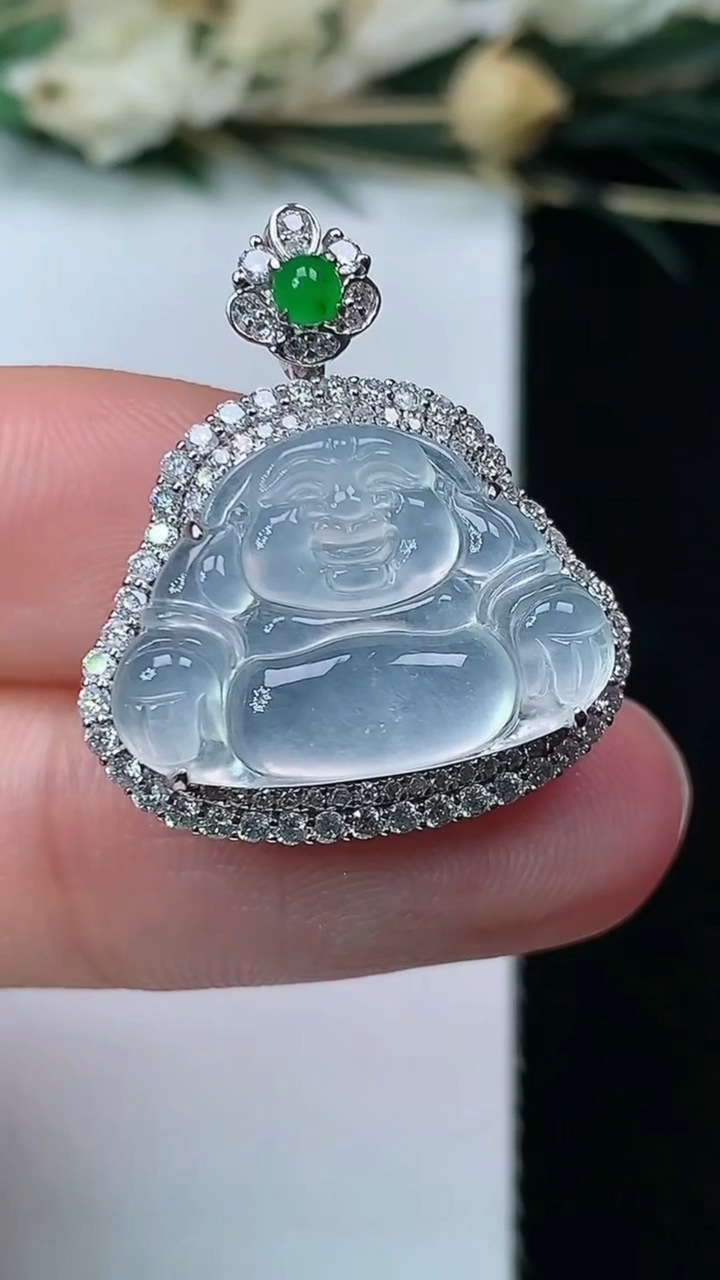天然A货翡翠白冰佛公吊坠，尺寸24.2-21-7.6，裸石13-18.8，重量:5.00g
7月17