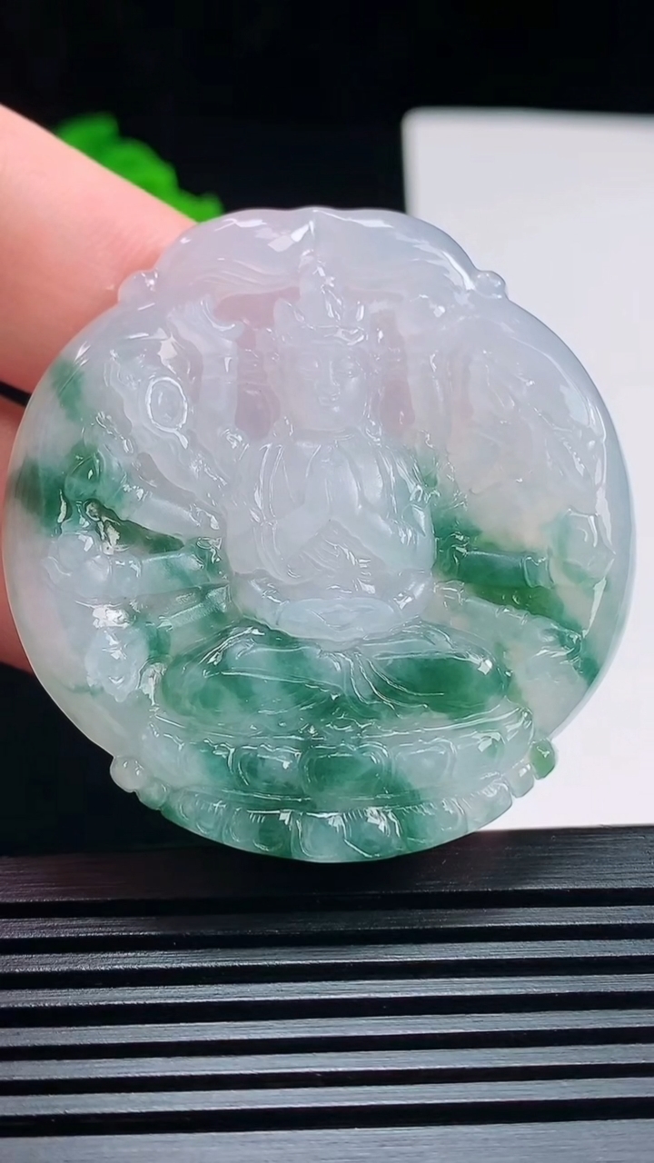 天然A货翡翠飘花千手观音菩萨吊坠，尺寸48.5-47-6 重量:26.48g
7月17日