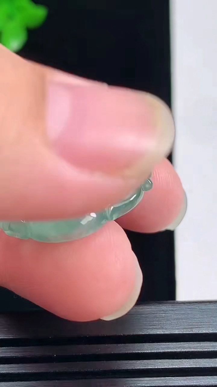 天然A货翡翠灵猴献瑞吊坠，尺寸23-21-5.2 重量:4.27g
7月17日
