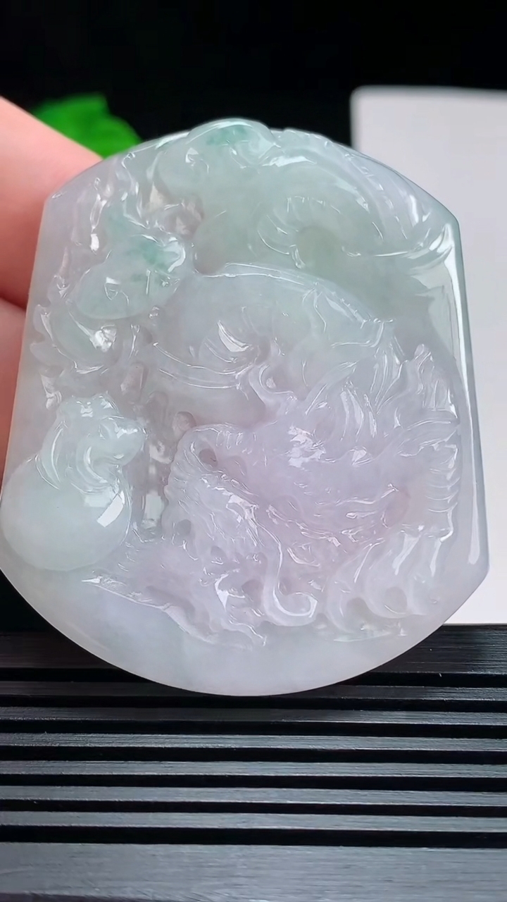 天然A货翡翠飘花龙牌吊坠，尺寸55.5-45-5 重量:28.09g
7月17日