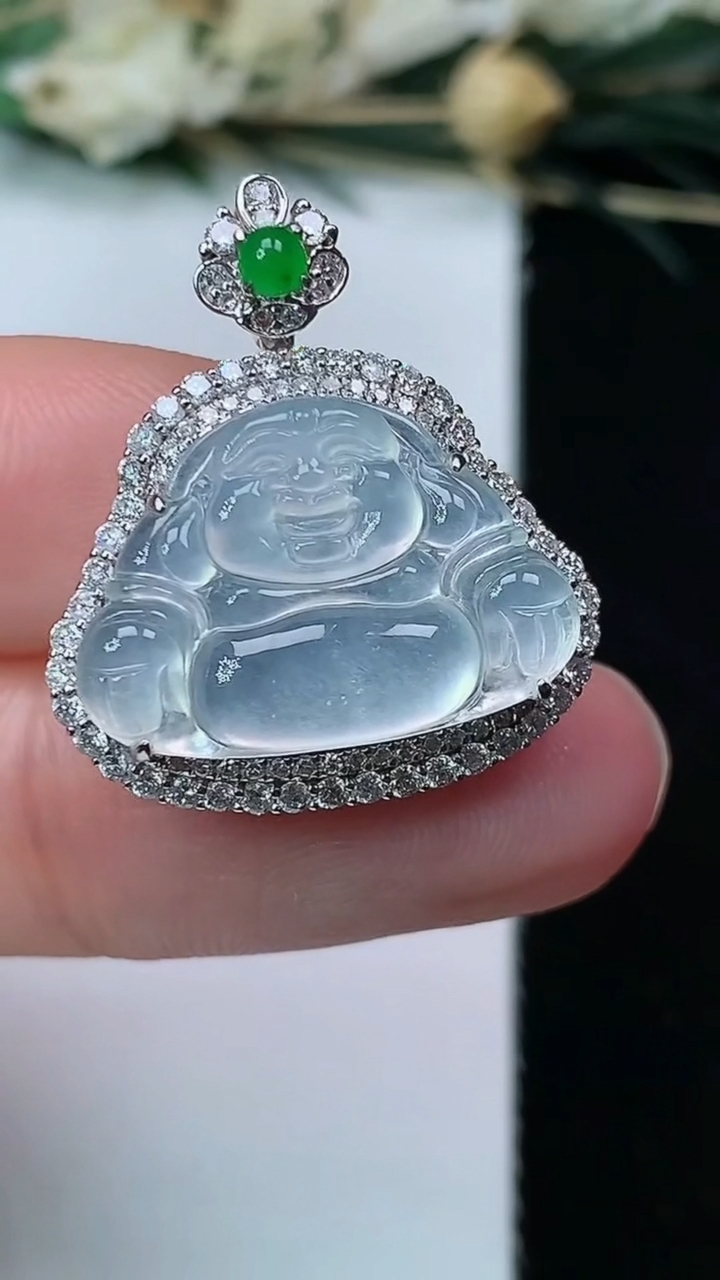 天然A货翡翠白冰佛公吊坠，尺寸24.2-21-7.6，裸石13-18.8，重量:5.00g
7月17日